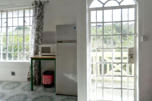Una cocina o cocineta en Spacious Apartment in Calodyne with Enclosed Garden