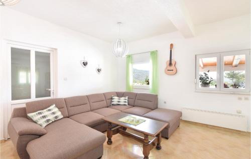 Ruang duduk di Lovely Home In Neoric