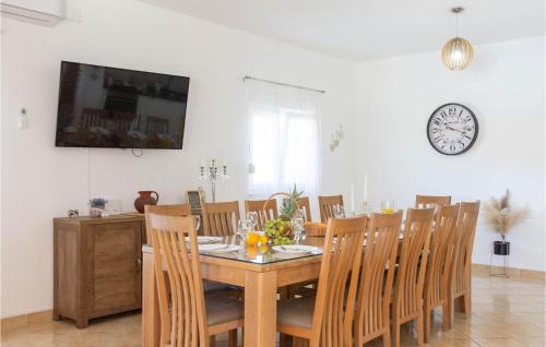 Televisyen dan/atau pusat hiburan di Lovely Home In Neoric