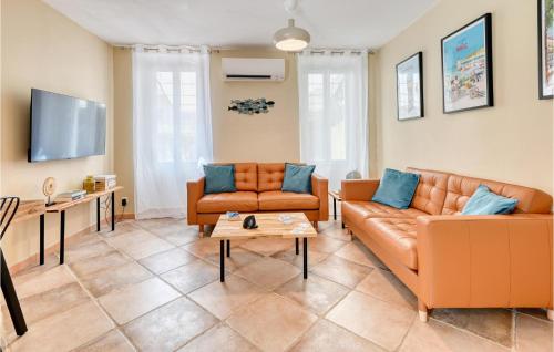 un salon avec un canapé et une table dans l'établissement 3 Bedroom Lovely Home In Sanary-Sur-Mer, à Sanary-sur-Mer