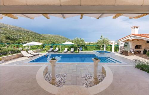 Stunning Home In Seget Donji