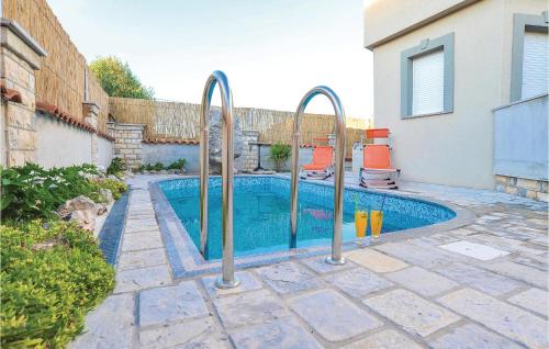 Bazén v ubytování Holiday Home Kakma V nebo v jeho okolí