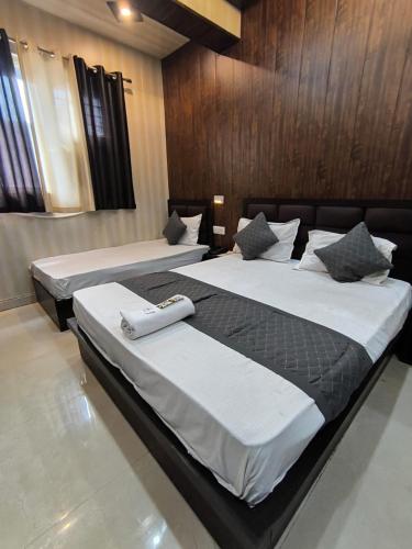 Ένα ή περισσότερα κρεβάτια σε δωμάτιο στο Hotel Goyal Palace