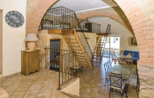 un salon avec un escalier en colimaçon et une table dans l'établissement Awesome Home In Santa Maria Poggio, à Santa-Maria-Poggio
