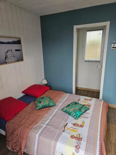 une chambre avec un lit avec deux oreillers dessus dans l'établissement L'Escale d'Héol, à Saint-Gildas-de-Rhuys