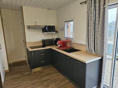 une cuisine avec un évier et un plan de travail dans l'établissement L'Escale d'Héol, à Saint-Gildas-de-Rhuys