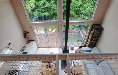 vista sul soffitto di una cucina con una grande finestra di Stunning Home In Roztoka With Jacuzzi a Roztoka