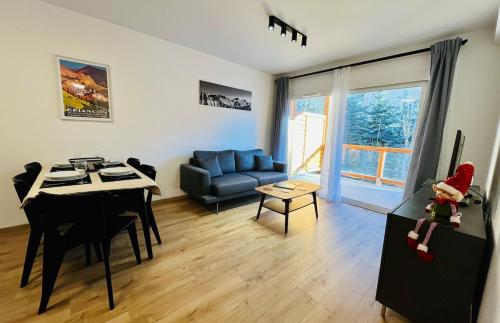 2-Bedroom Apt by the Ski Gondola