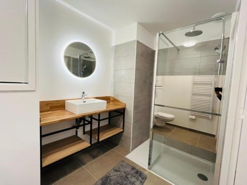 une salle de bain avec un lavabo et une douche dans l'établissement 2-Bedroom Apt by the Ski Gondola, à Briançon