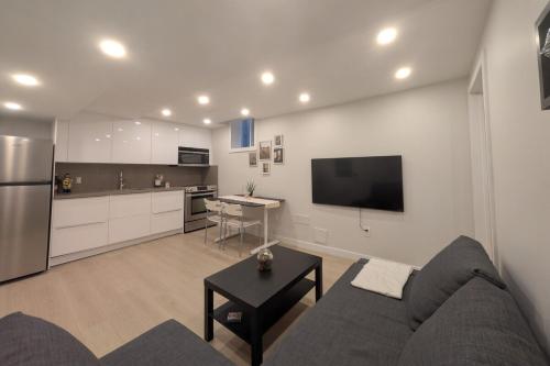 Dapur atau dapur kecil di Elegant & Stylish Apartments with Private Entrance & Parking