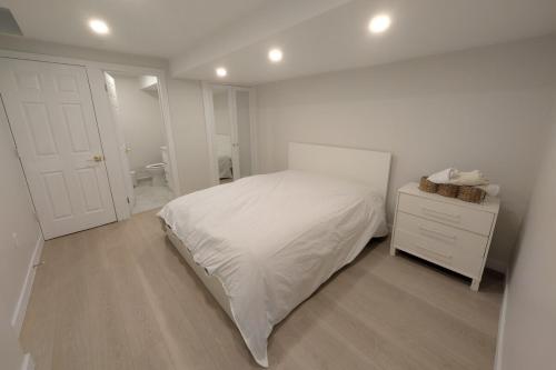 Katil atau katil-katil dalam bilik di Elegant & Stylish Apartments with Private Entrance & Parking