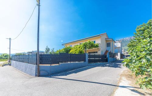 2 Bedroom Stunning Home In Kastel Stari