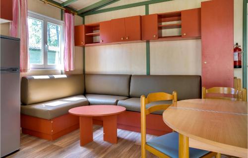 un salon avec un canapé et une table dans l'établissement Awesome Home In La Faute-Sur-Mer, à La Faute-sur-Mer