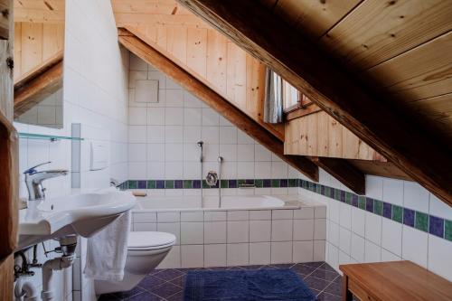 un bagno con vasca, WC e lavandino di BUAMA Kammer ad Abtenau