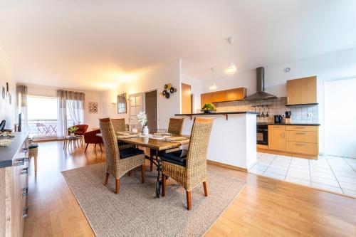 Photo de la galerie de l'établissement Le Zénith - Hypercentre - 2 chambres - Métro - Tramway - Parking - Wifi, à Roubaix