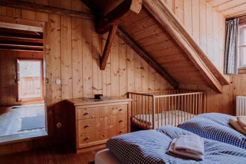 una camera con due letti in una baita di legno di BUAMA Kammer ad Abtenau