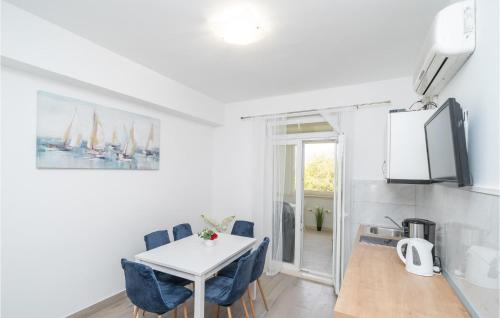 3 Bedroom Gorgeous Apartment In Dubrovnik
