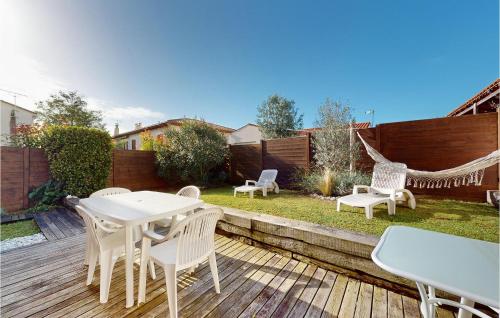 d'une terrasse avec une table, des chaises et un hamac. dans l'établissement Beautiful Home In Royan With Wifi, à Royan