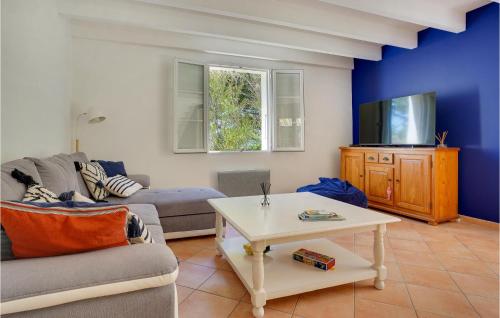 un salon avec un canapé et une table dans l'établissement Lovely Home In Saint-Georges-Doléron, à Saint-Georges-dʼOléron
