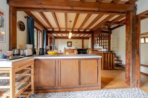 - une cuisine avec une grande île dans une chambre dans l'établissement Chalet Les Charmilles - Vallée de Chamonix - 5 chambres, aux Houches