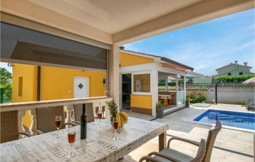 Balkón alebo terasa v ubytovaní 3 Bedroom Stunning Home In Labin