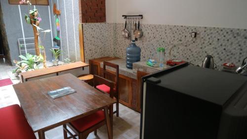 Omah Adem Homestayにあるキッチンまたは簡易キッチン