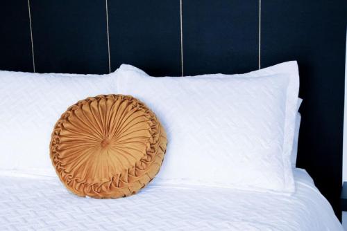 Galeriebild der Unterkunft Hotel-style Waterfront Family Suite & Sunset Views in Belleville