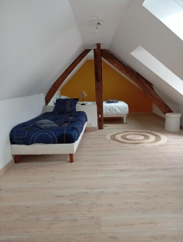 une chambre avec deux lits dans un grenier dans l'établissement Maison paisible, à Fécamp