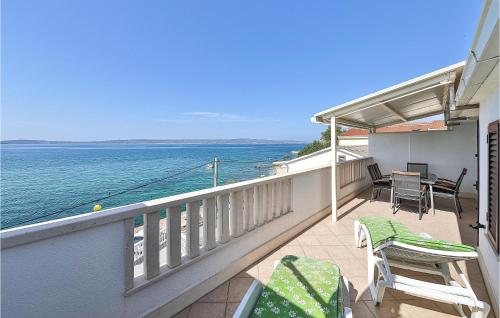 Three-Bedroom Apartment In Kastel Kambelovac