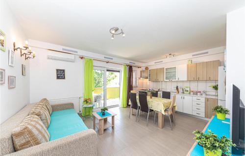Kuchyňa alebo kuchynka v ubytovaní Two-Bedroom Apartment In Trogir