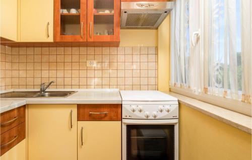 1 Bedroom Gorgeous Apartment In Lovran