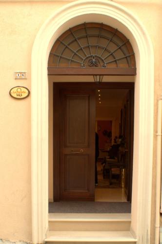 an archway leading to a door in a house at La Portella in Fabriano