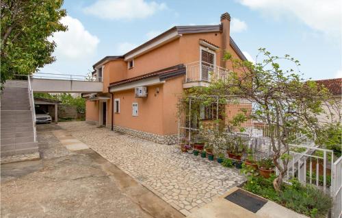 2 Bedroom Cozy Apartment In Lovran