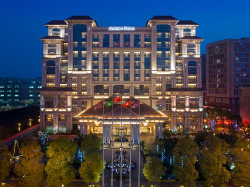 uma vista para o mgm grand hotel à noite em Marco Polo Jin Jiang em Jinjiang