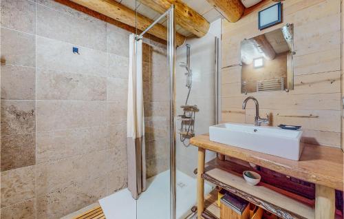 Bilik mandi di Cozy Home In Les Fosses With Kitchen