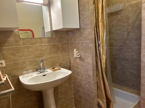 une salle de bain avec un lavabo et une douche dans l'établissement Gite dans un château féodal au coeur de la Toscane occitane Albi-Cordes-Rabastens, à Senouillac