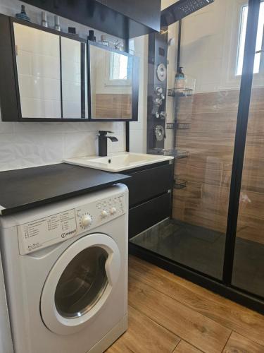 Face à la mer appartement vue mer Portiragnes plage proche Cap d'agde Vias Valras-plage Méditérranée في بورتيراني: مطبخ مع غسالة ومغسلة