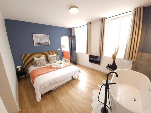 une chambre avec un lit et une baignoire dans l'établissement Le Quai Victoire - Appartement à 5min à pied de Nausicaa, plage, centre Ville - Côte d'Opale, à Boulogne-sur-Mer