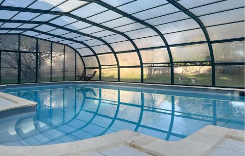 einen Innenpool mit Glasdach in der Unterkunft Awesome Home In Saint-Ambroix in Saint-Ambroix