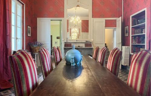 Cette chambre comprend une grande table en bois avec des chaises. dans l'établissement Awesome Home In Saint-Ambroix, à Saint-Ambroix
