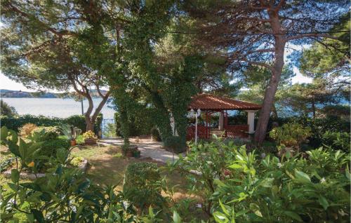 Three-Bedroom Apartment In Brodarica