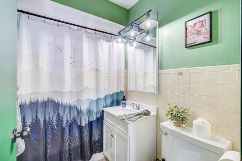 Ένα μπάνιο στο Nature Themed 2 BR Elmwood Park Condo