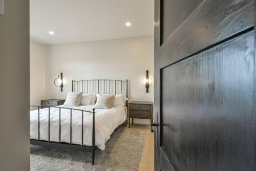Un dormitorio con una cama y una gran puerta de metal. en Altitude 170-8 Ultimate Luxury, en Mont-Tremblant