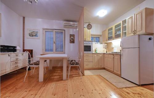 Kuchyň nebo kuchyňský kout v ubytování Holiday Home Murter With Sea View 01