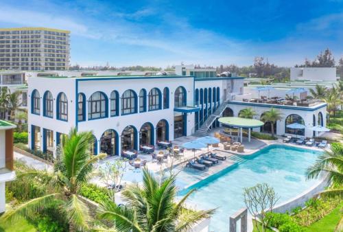 une vue aérienne d'un complexe hôtelier avec piscine dans l'établissement Luxstay apartment Swimming pools and private beach, à Dien Ban
