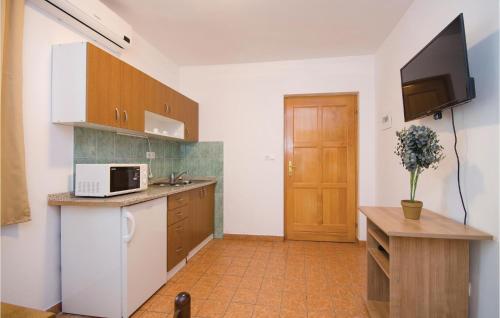 2 Bedroom Amazing Apartment In Okrug Gornji