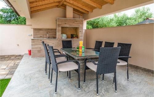 Патио или другая зона на открытом воздухе в Nice Apartment In Medulin With Wifi