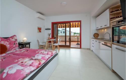 Кровать или кровати в номере Nice Apartment In Medulin With Wifi