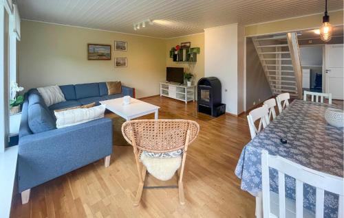 un soggiorno con un divano blu e un tavolo di Stunning Apartment In Kristiansand S a Kristiansand