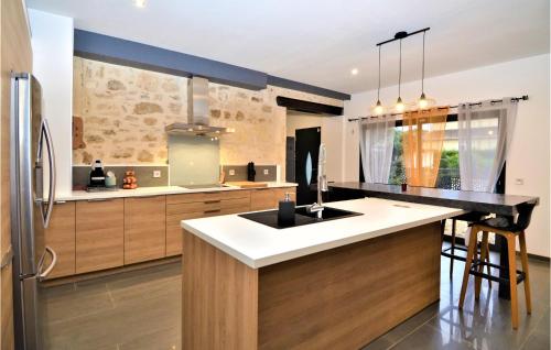 Η κουζίνα ή μικρή κουζίνα στο Stunning Home In Beaucaire With Wifi